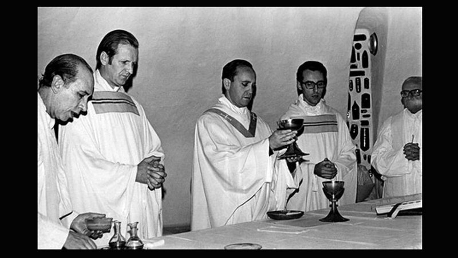 Bergoglio, con la plana mayor de los jesuitas argentinos en 1976