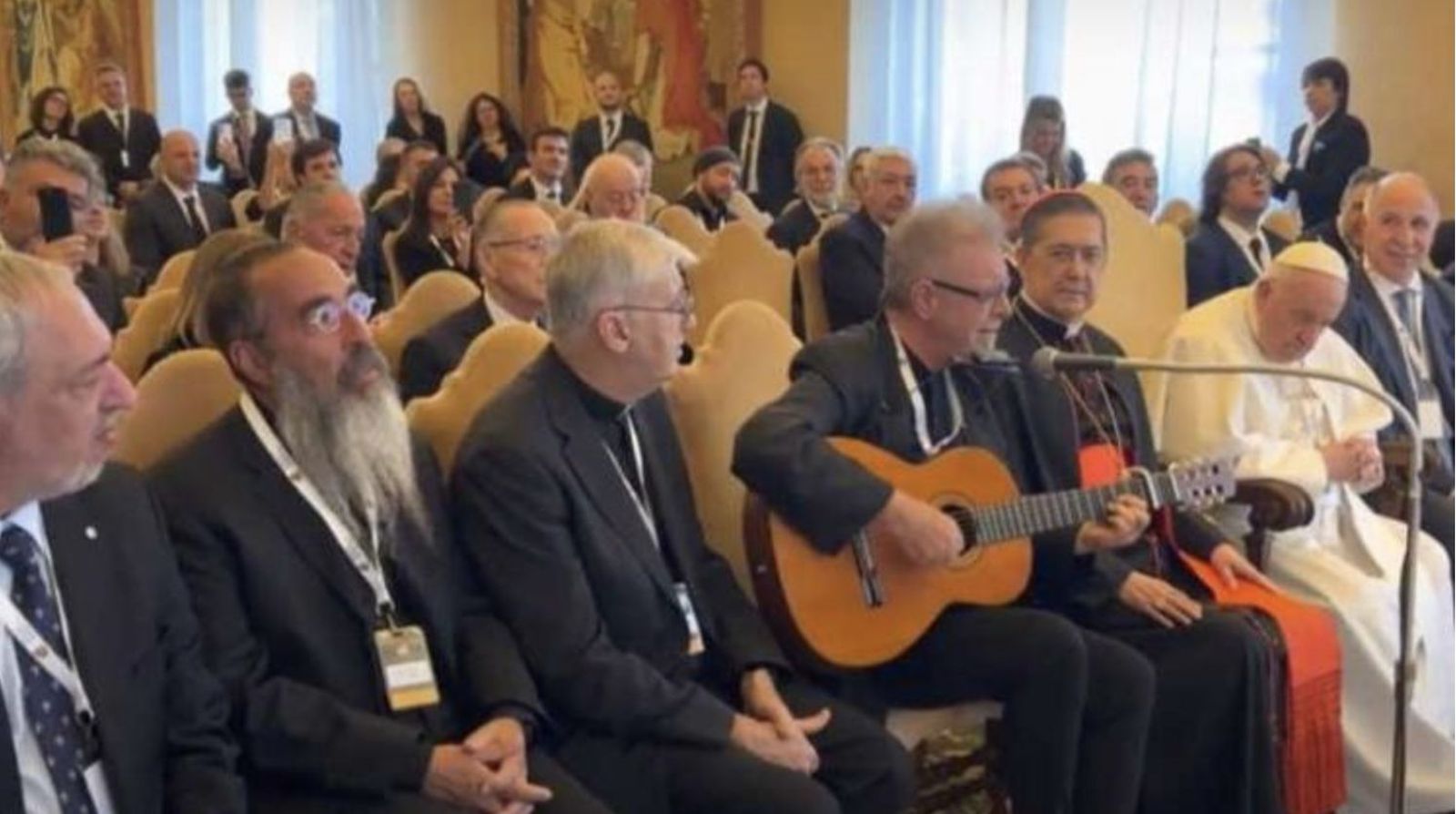 León Greco canta ante Francisco y el cardenal Ayuso