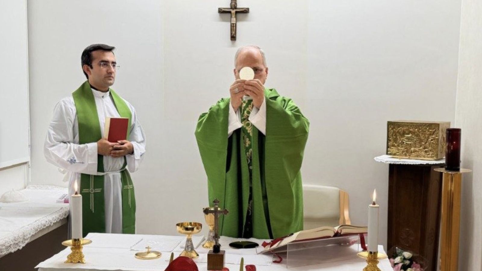 El Papa, durante la consagración en la misa que presidió en el Gemelli