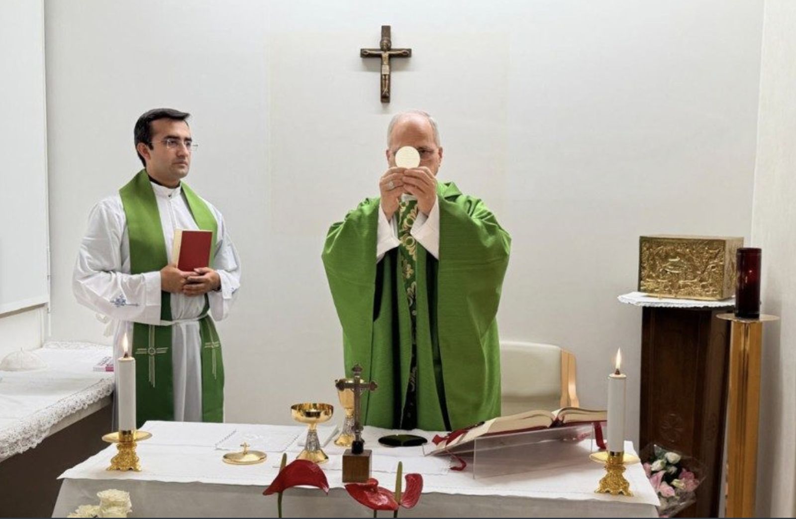El Papa, durante la consagración en la misa que presidió en el Gemelli