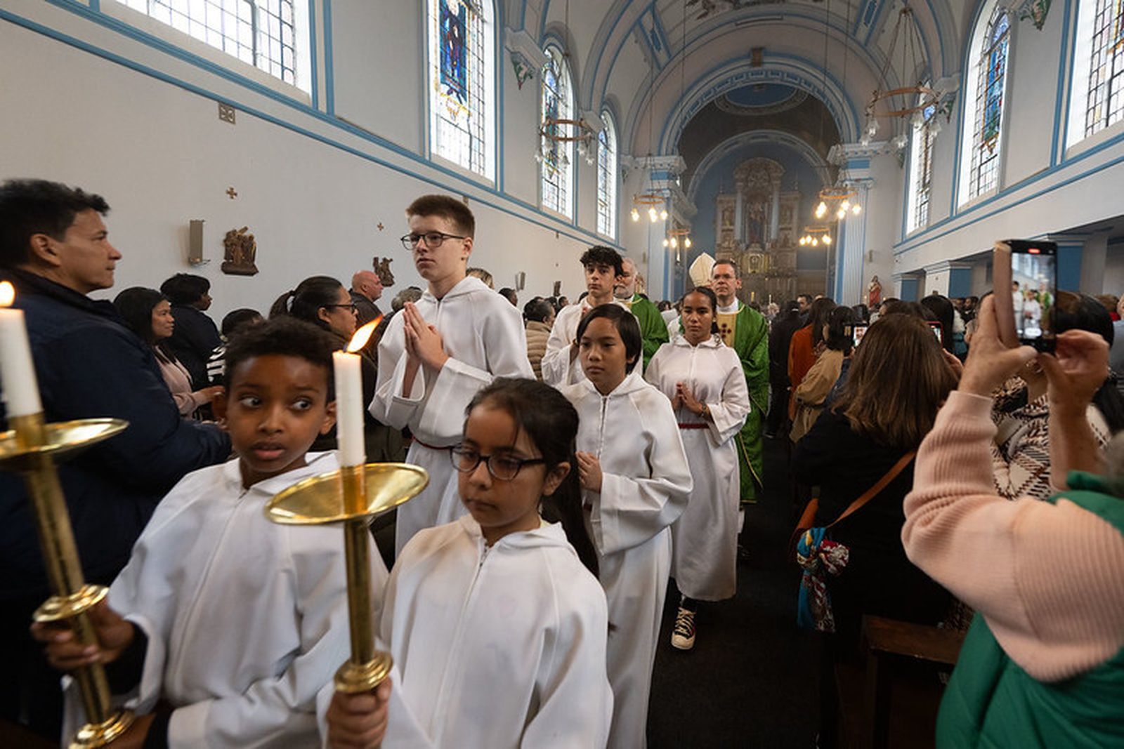 Misa dominical en una parroquia católica de Inglaterra