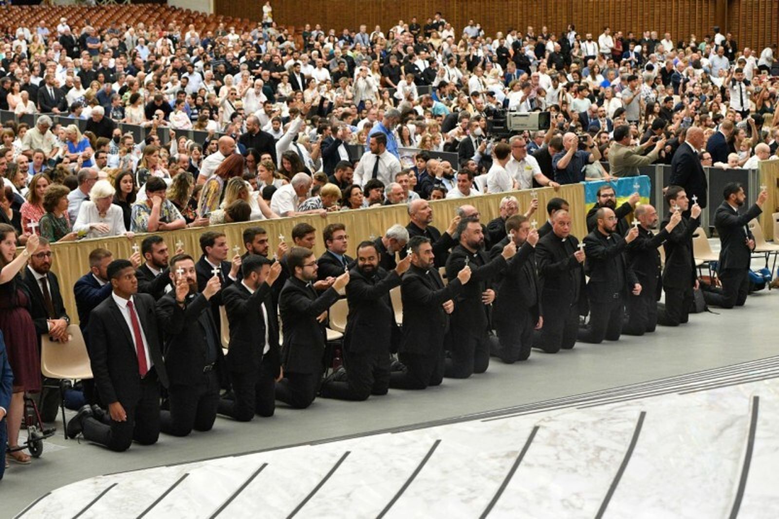 Las cruces de los kikos, en el Aula Pablo VI