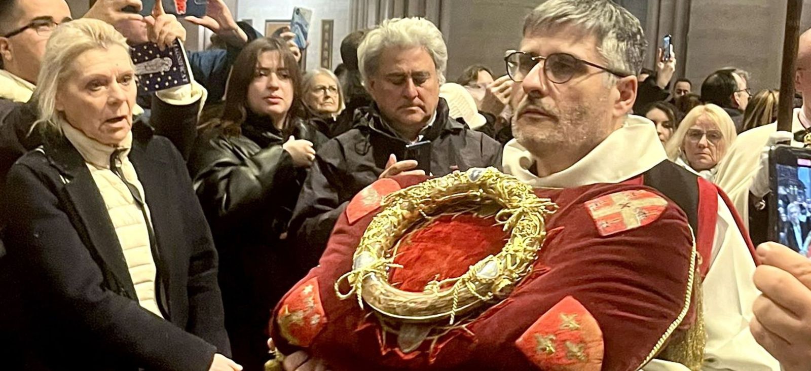 La corona de espinas regresa a Notre Dame