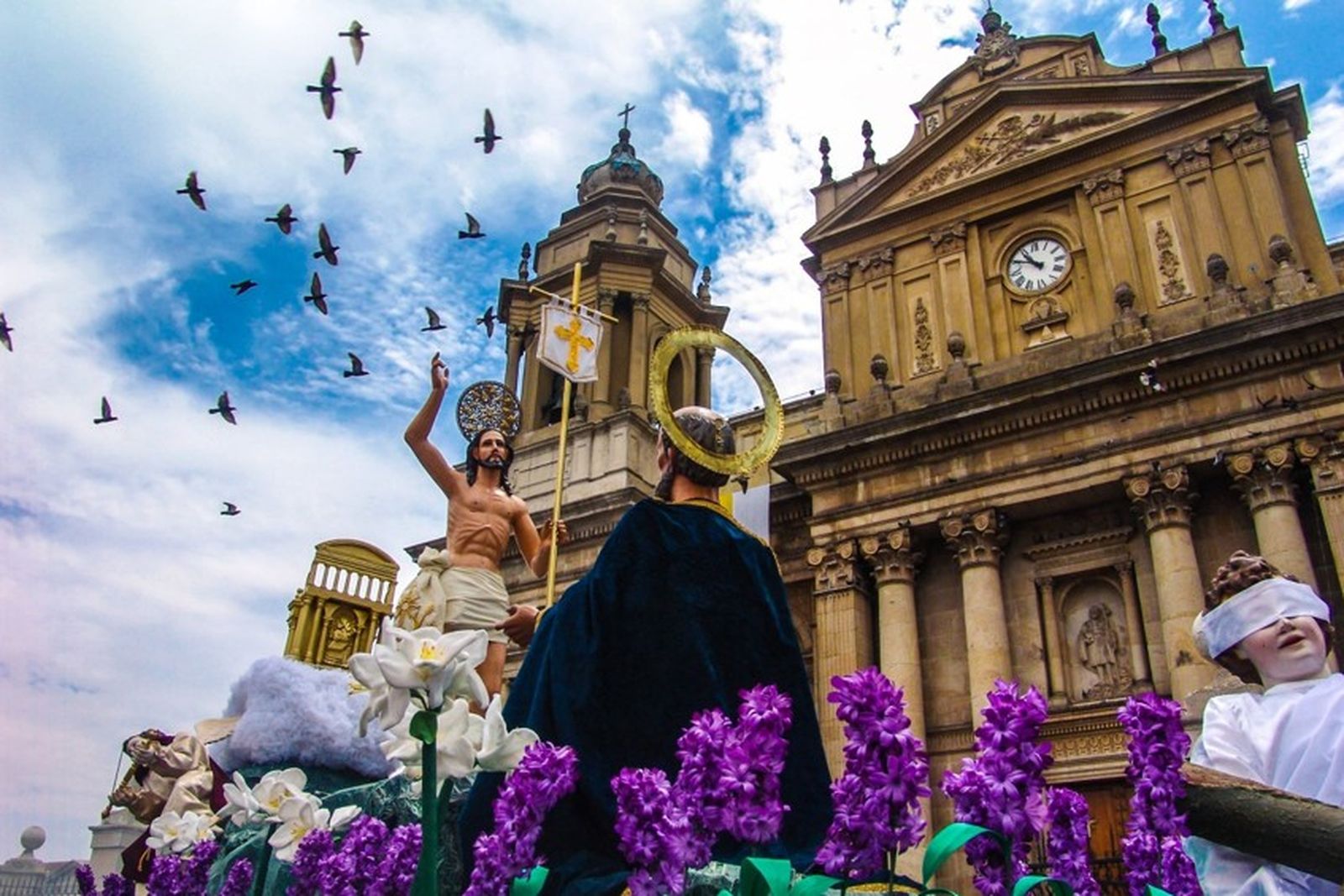 Procesión del Resucitado pasando frente a la Iglesia Catedral de Guatemala