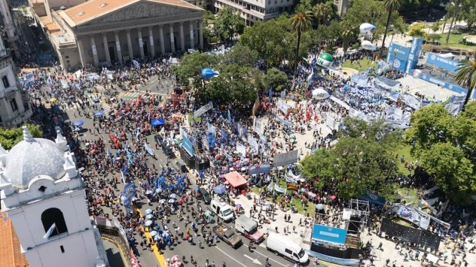 Plaza de la catedral metropolitana. Buenoa Aires, Argentina.