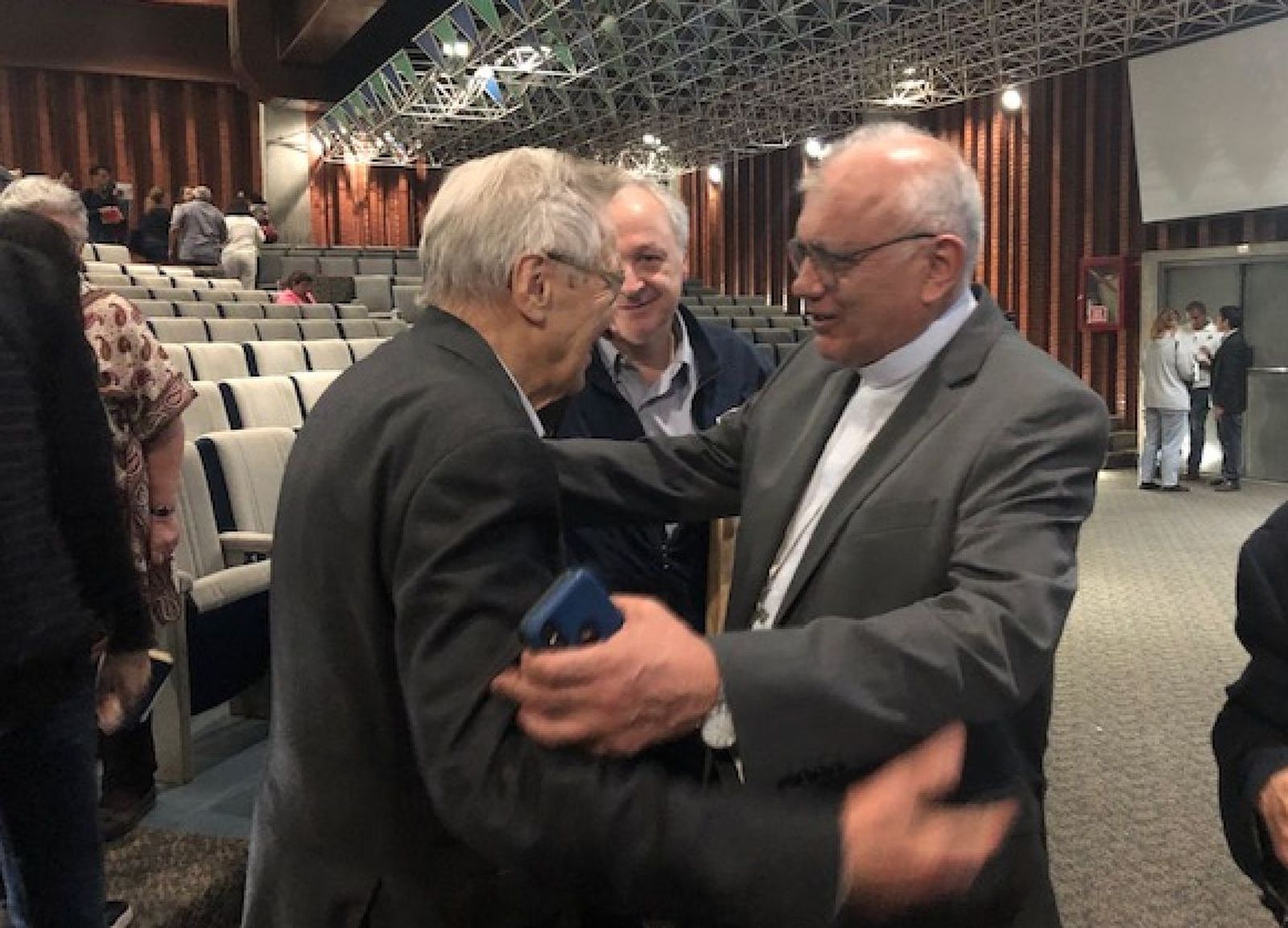 El cardenal Porras saluda a Peter Hünermann