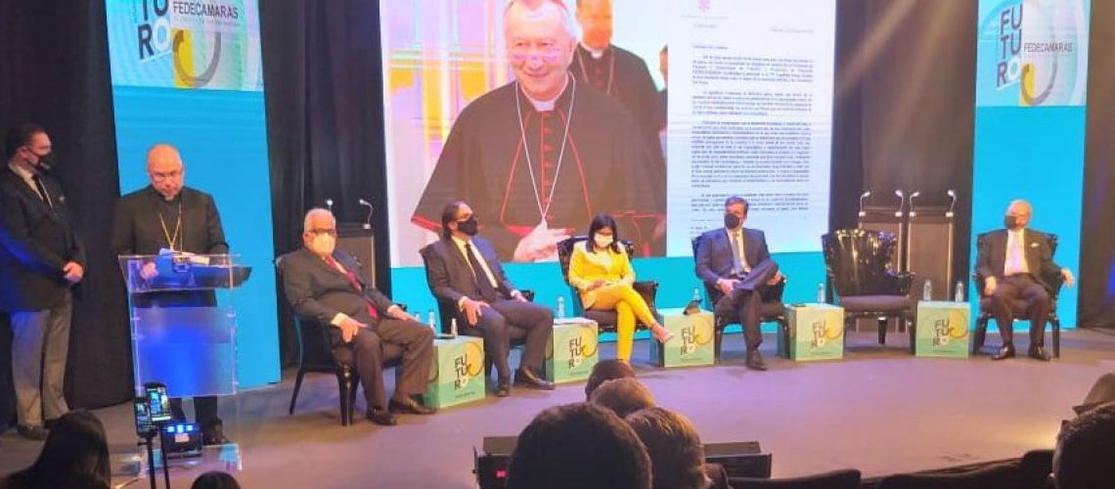 Delcy Rodríguez, a la Iglesia venezolana: "Los curas que quieran hacer política se quitan la sotana"