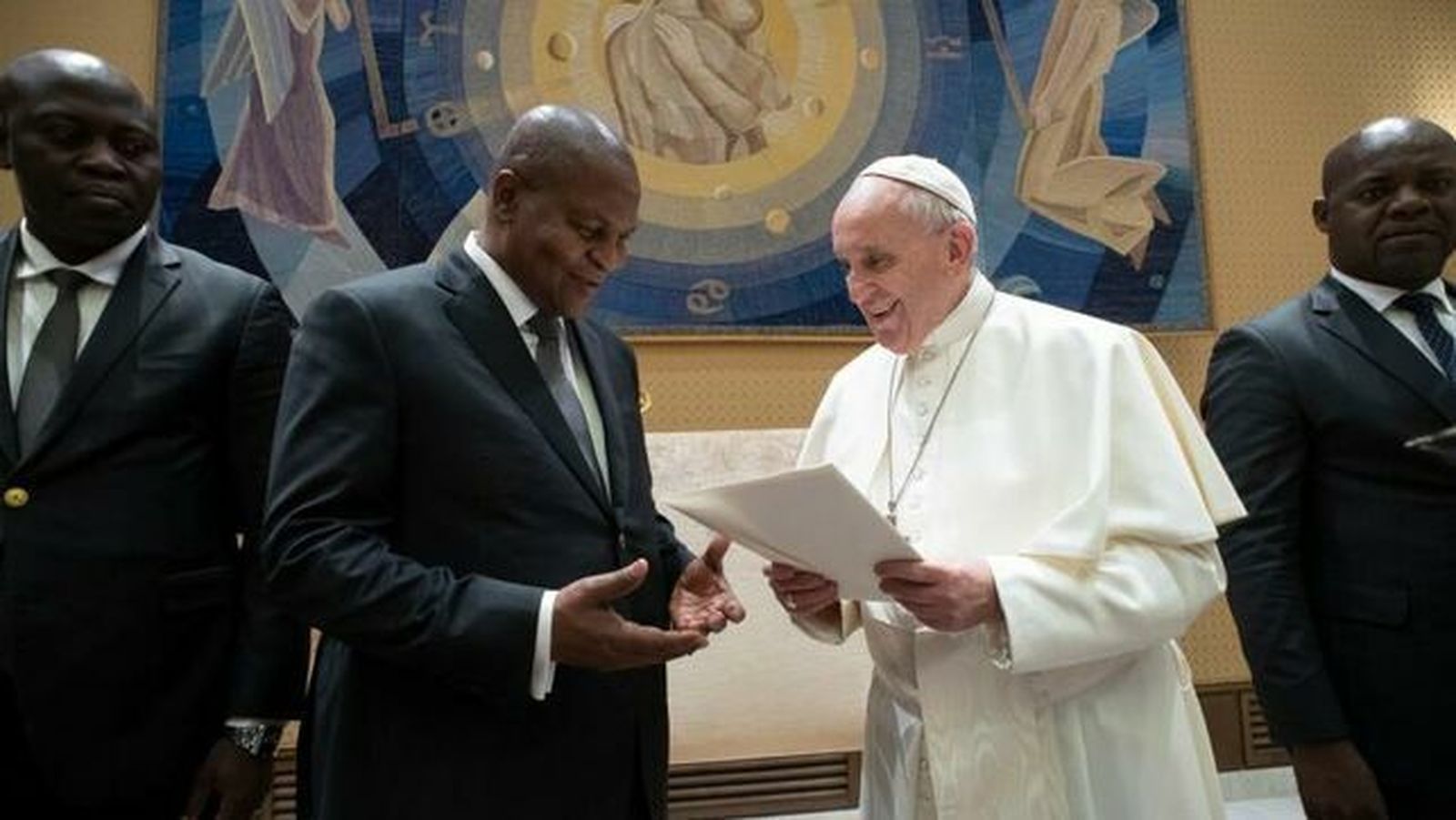 El Papa con el presidente de la República Centroafricana, Faustin Archange Touadera