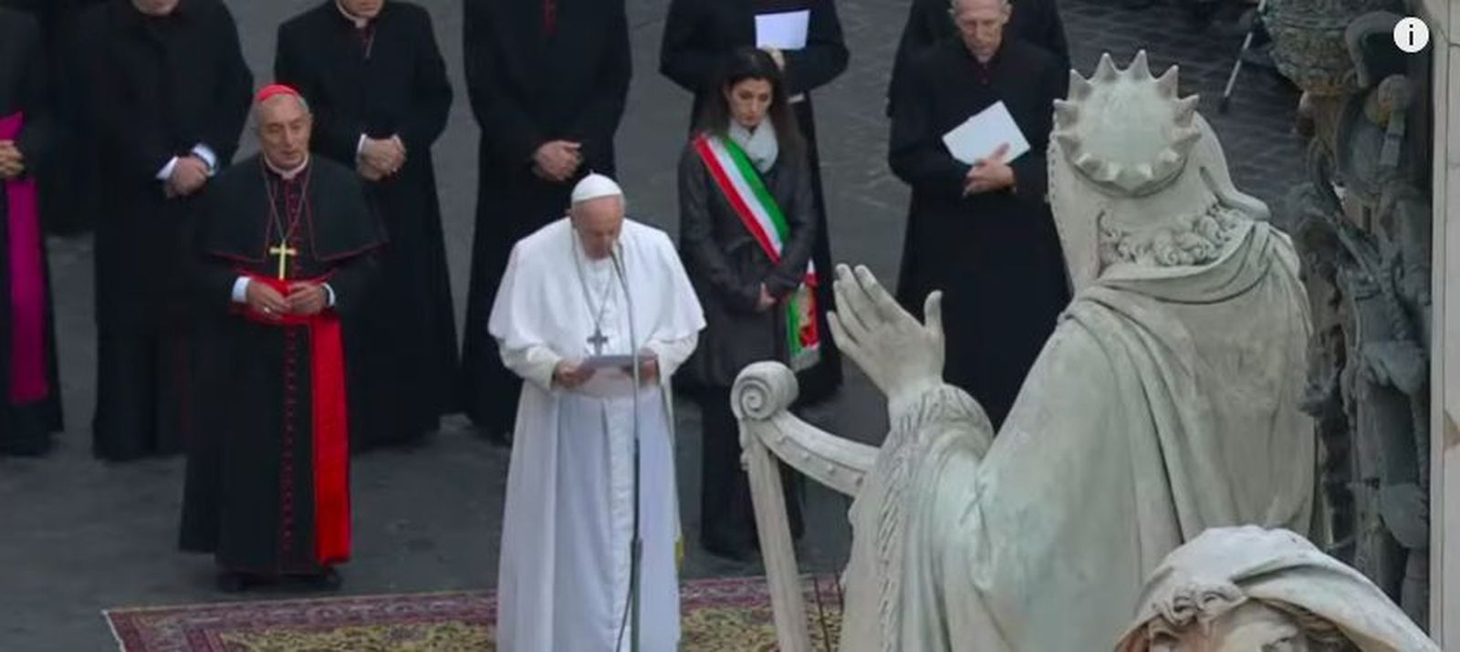 Francisco ora ante la Inmaculada: "No es lo mismo ser pecadores que ser corruptos"