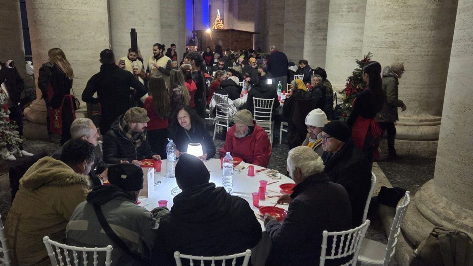 Cena para los pobres en la columnata de Bernini