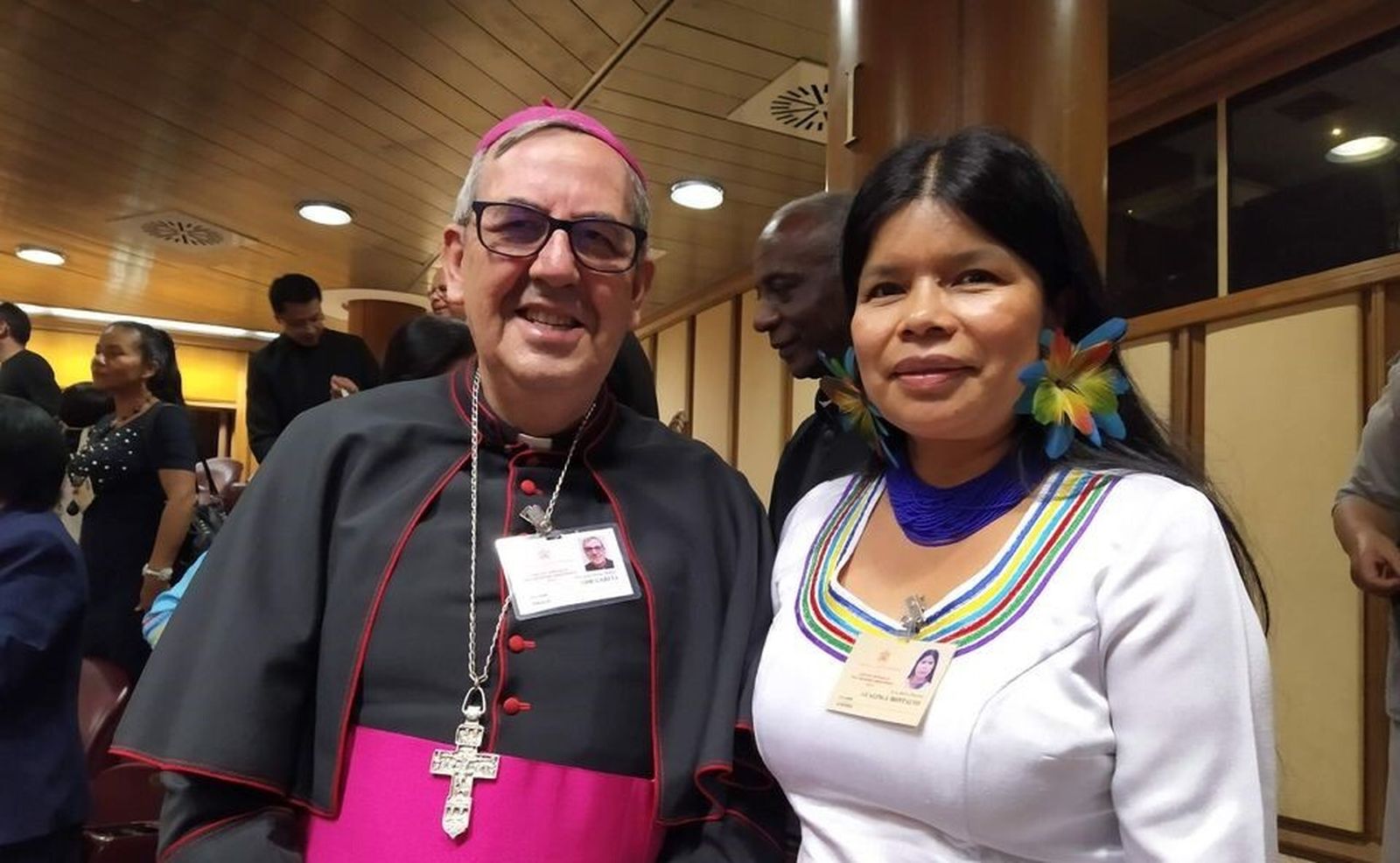 Mons. Rafael Cob con Patricia Gualinga