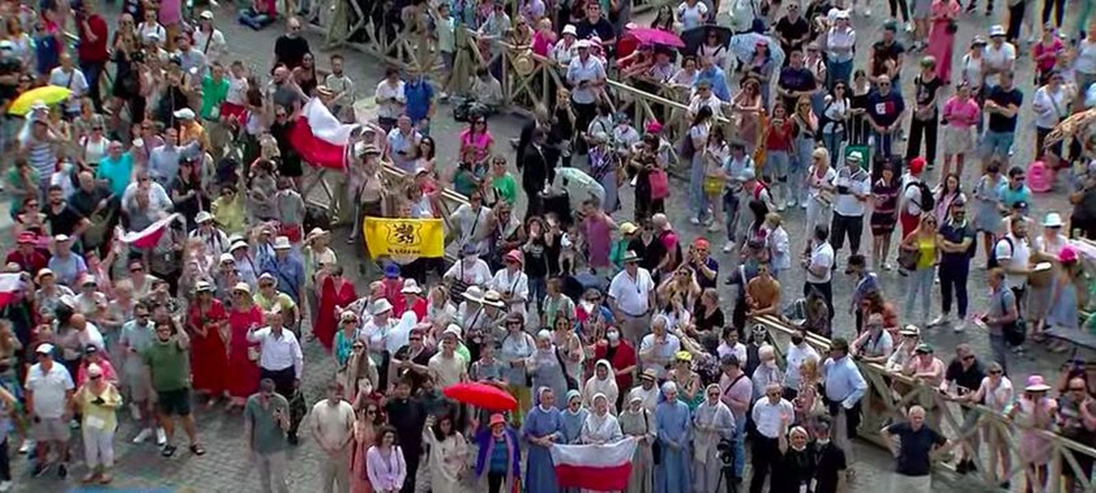 Los fieles, acompañando al Papa en San Pedro