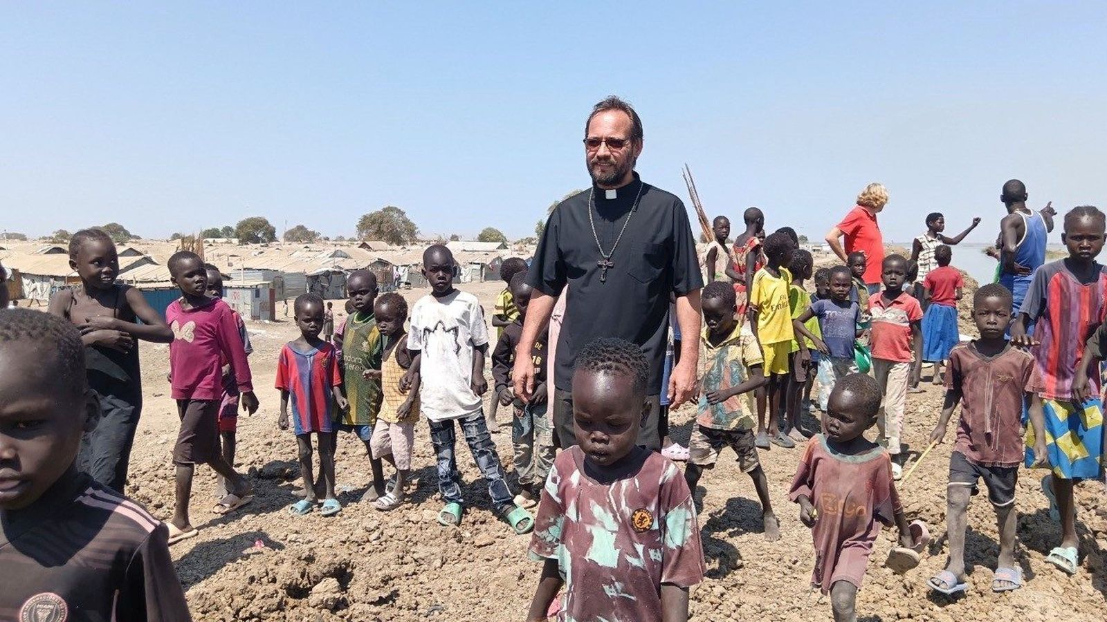 El obispo de Bentiu acompaña algunos niños sursudaneses