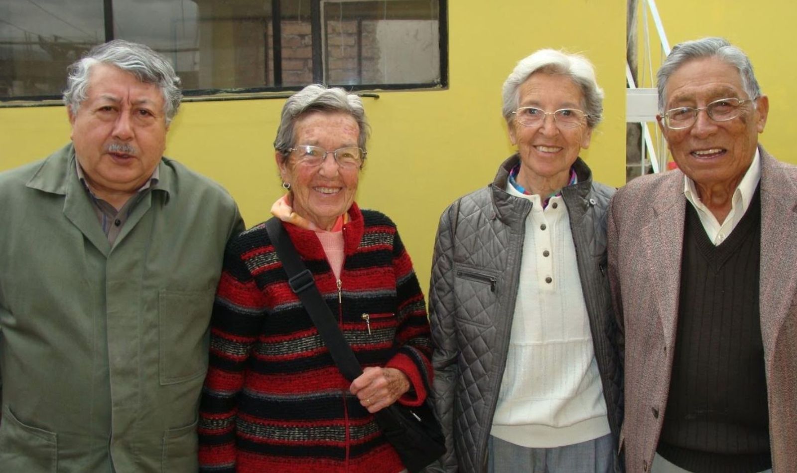 María José (con jersey de rayas) y amigos