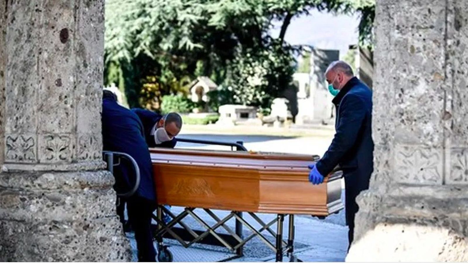 Traslado de un féretro de un fallecido con coronavirus