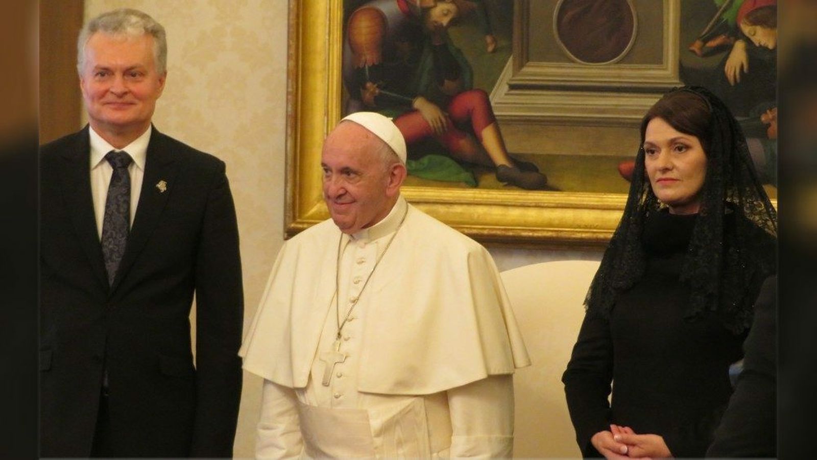 Francisco junto al presidente de Lituania, Gitanas Nausèda y Diana Nausėdienė