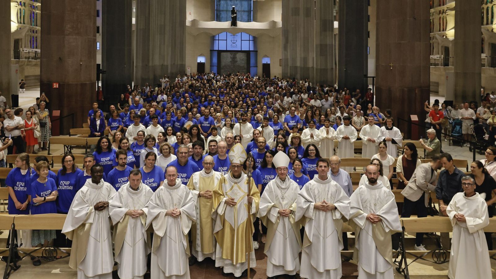 Omella, con los voluntarios en la Sagrada Familia