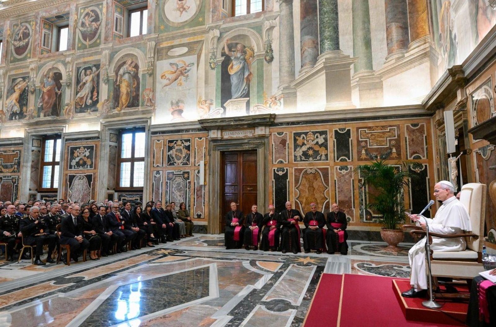 El Papa se dirige a los delegados de los municipios afectados por el terremoto de hace diez años.