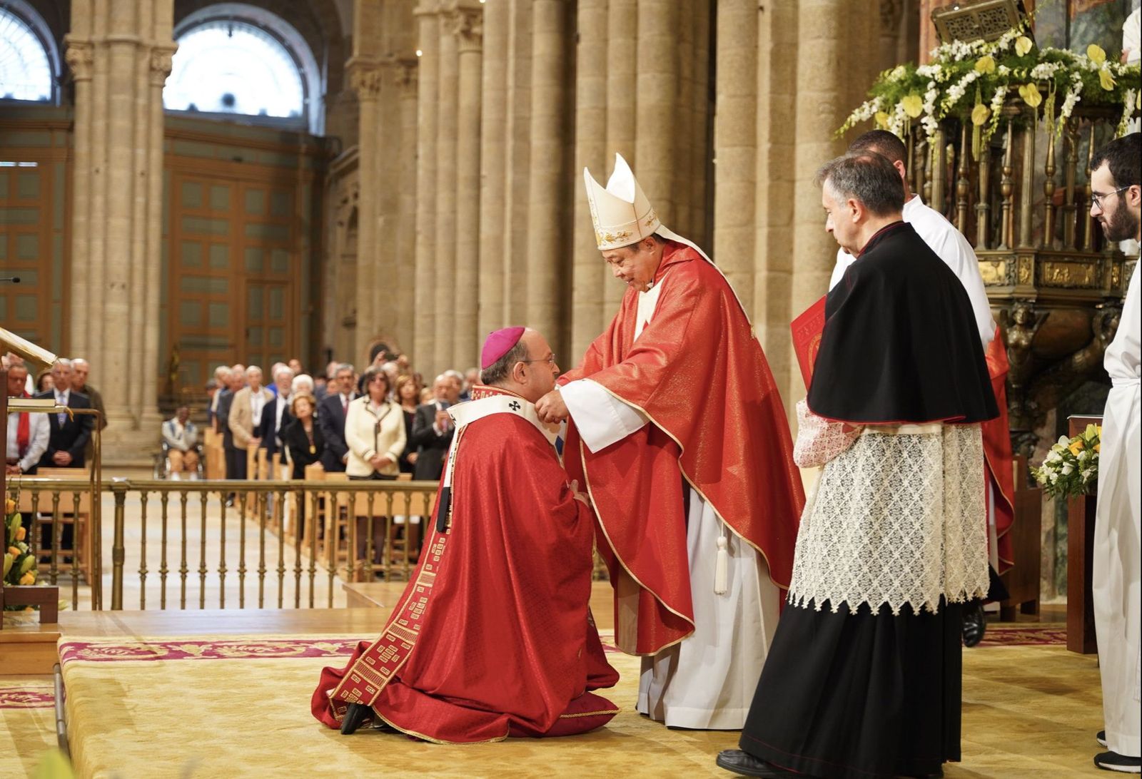 El nuncio impone el palio arzobispal a Francisco Prieto