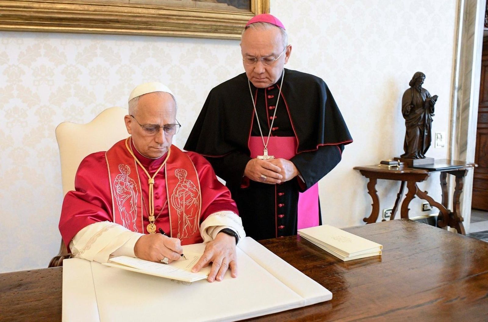 León XIV firma el documento