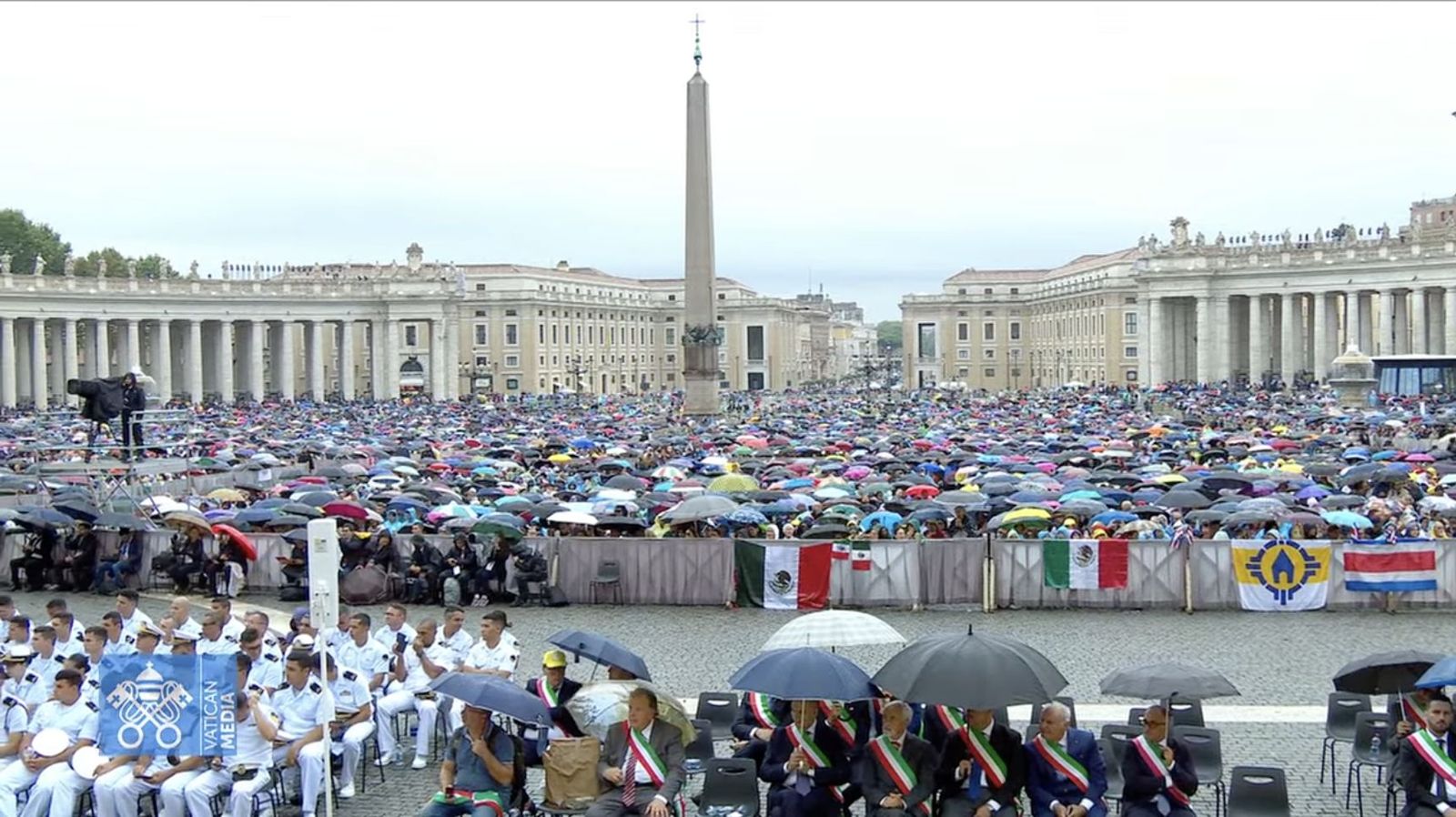 Un mar de paraguas en la plaza de san Pedro durante la audiencia general