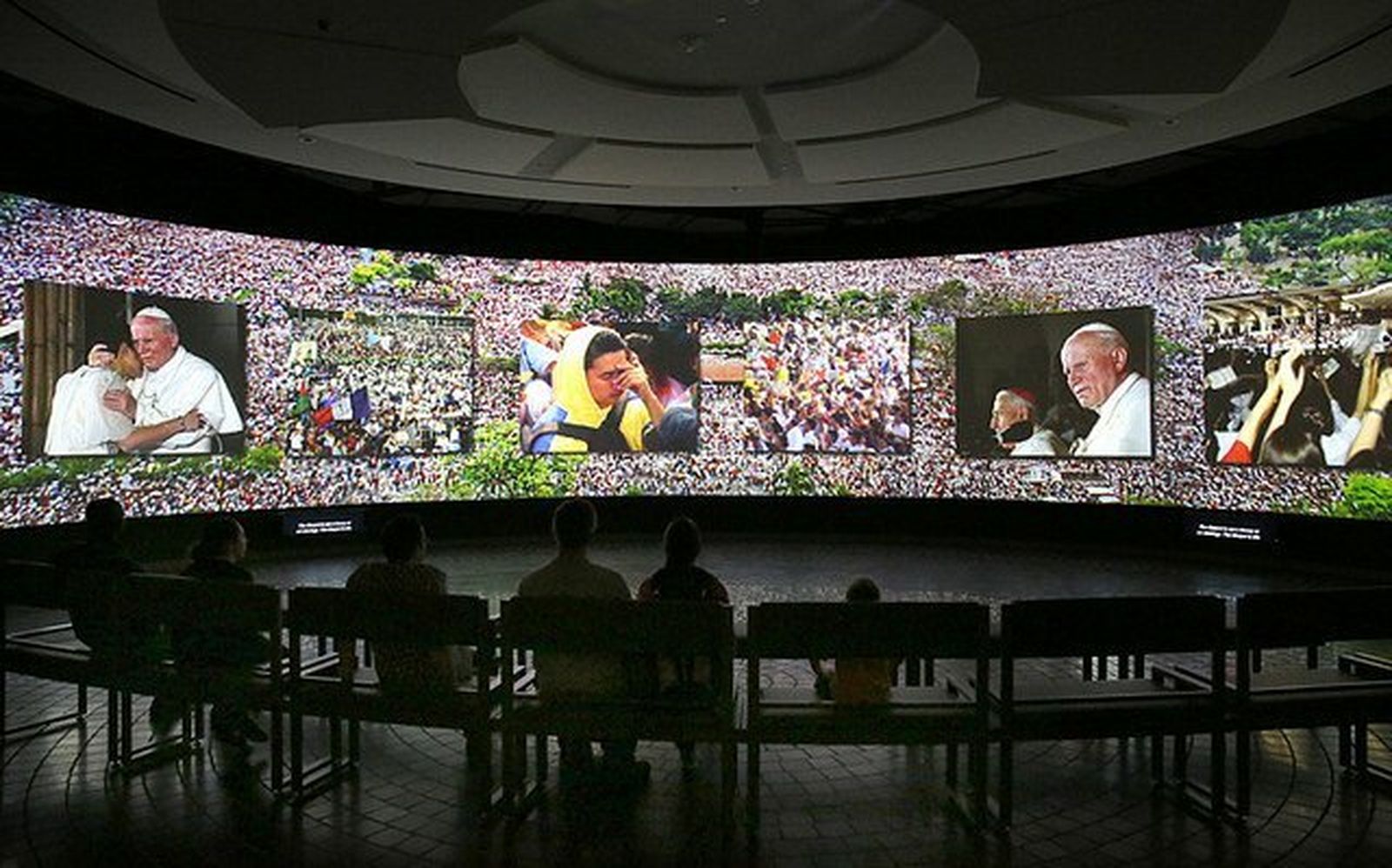 Visitantes ven una película en el Santuario Nacional de St. John Paul II en Washington