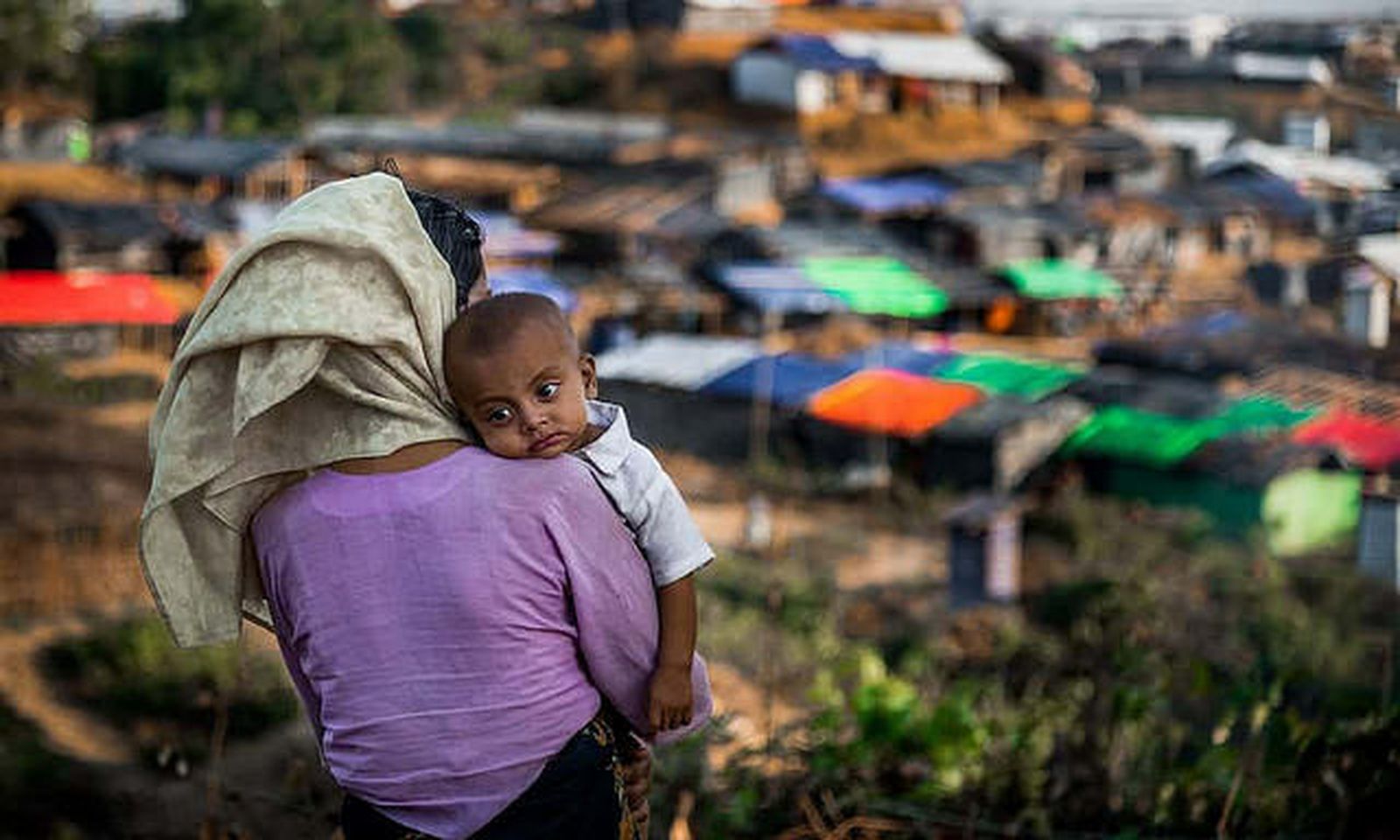 Mujer y niño en un campo de refugiados en Bangladesh