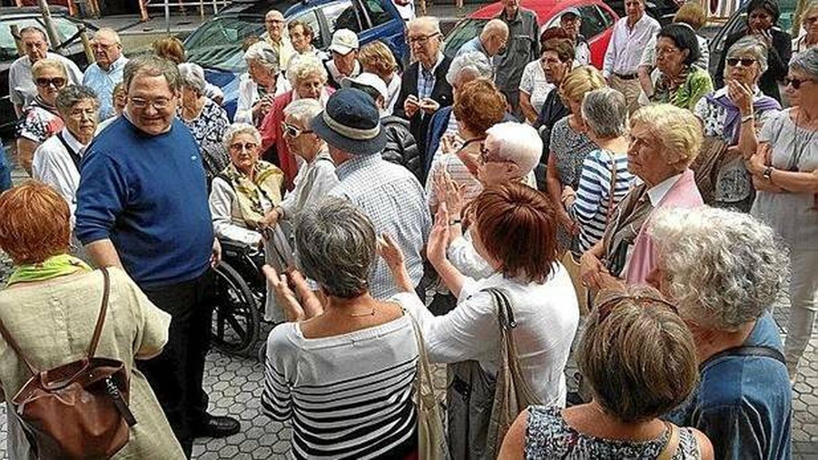 Los fieles aplauden al párroco de la Sagrada Familia