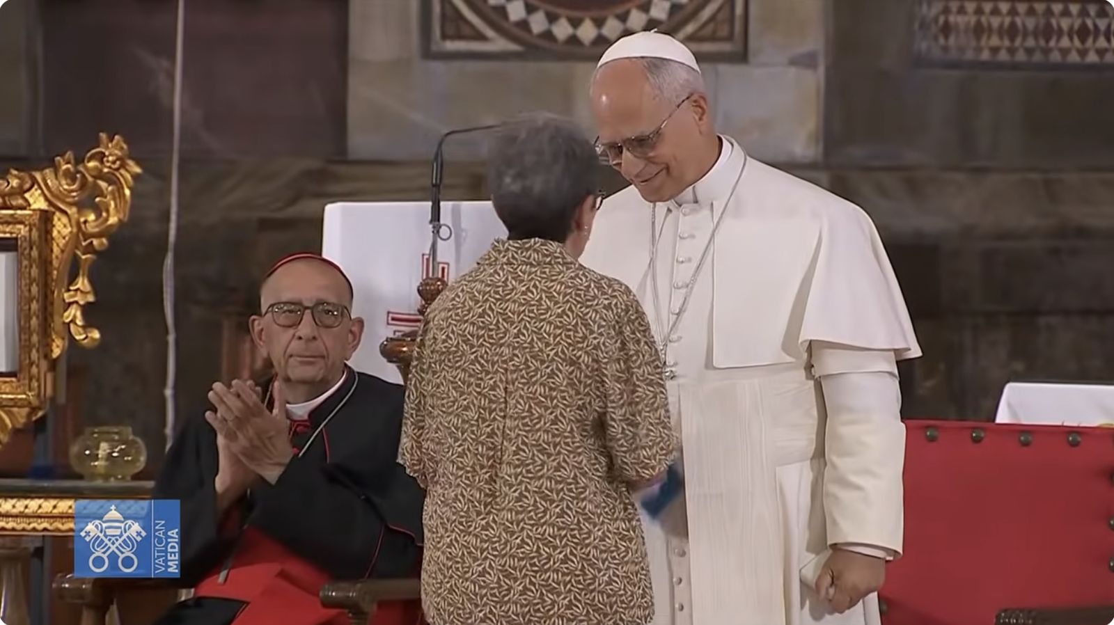 El Papa saluda a una religiosa adoratriz que trabaja con víctimas de la trata