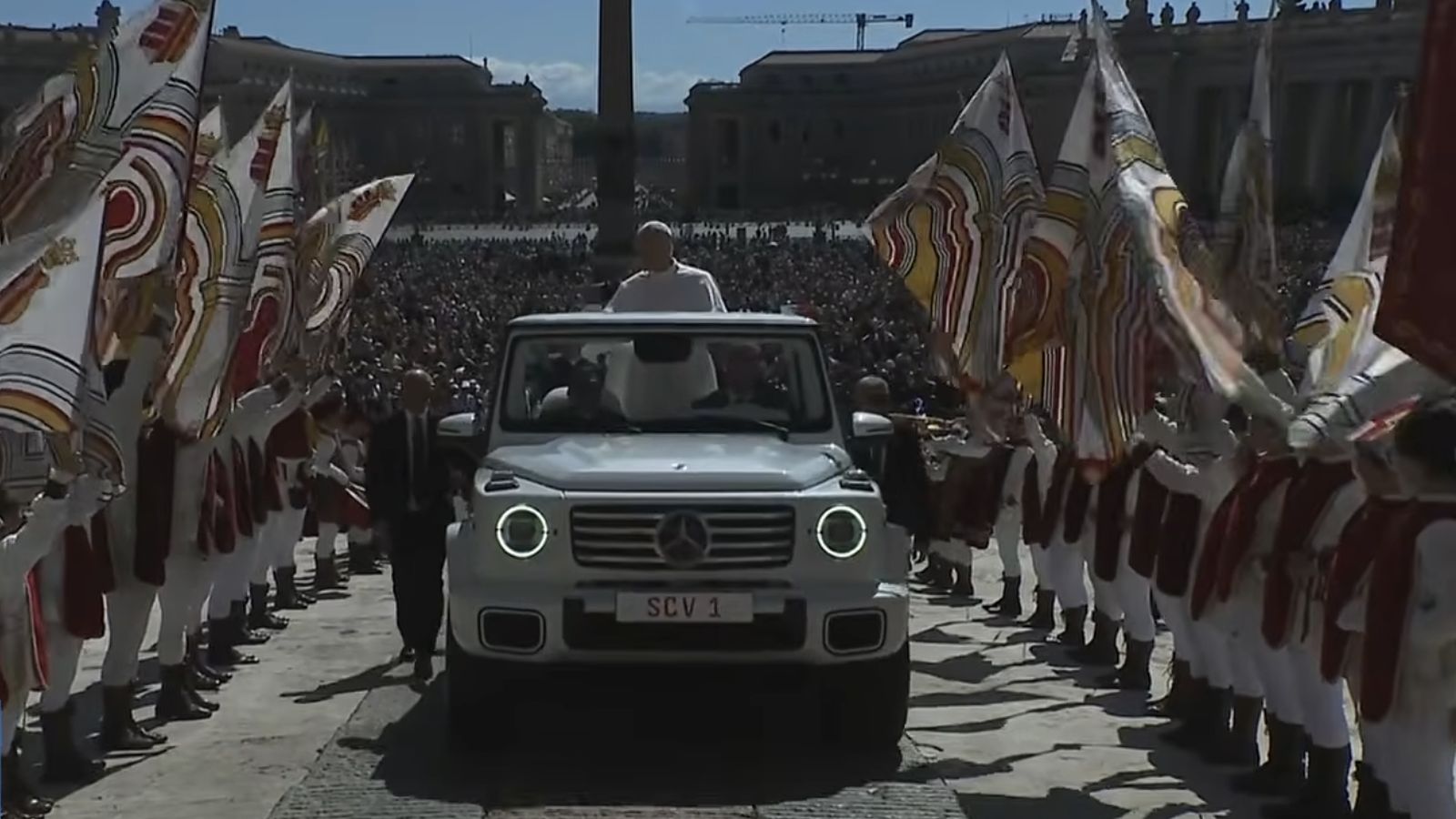 El Papa llega al 'sagrato' para la audiencia