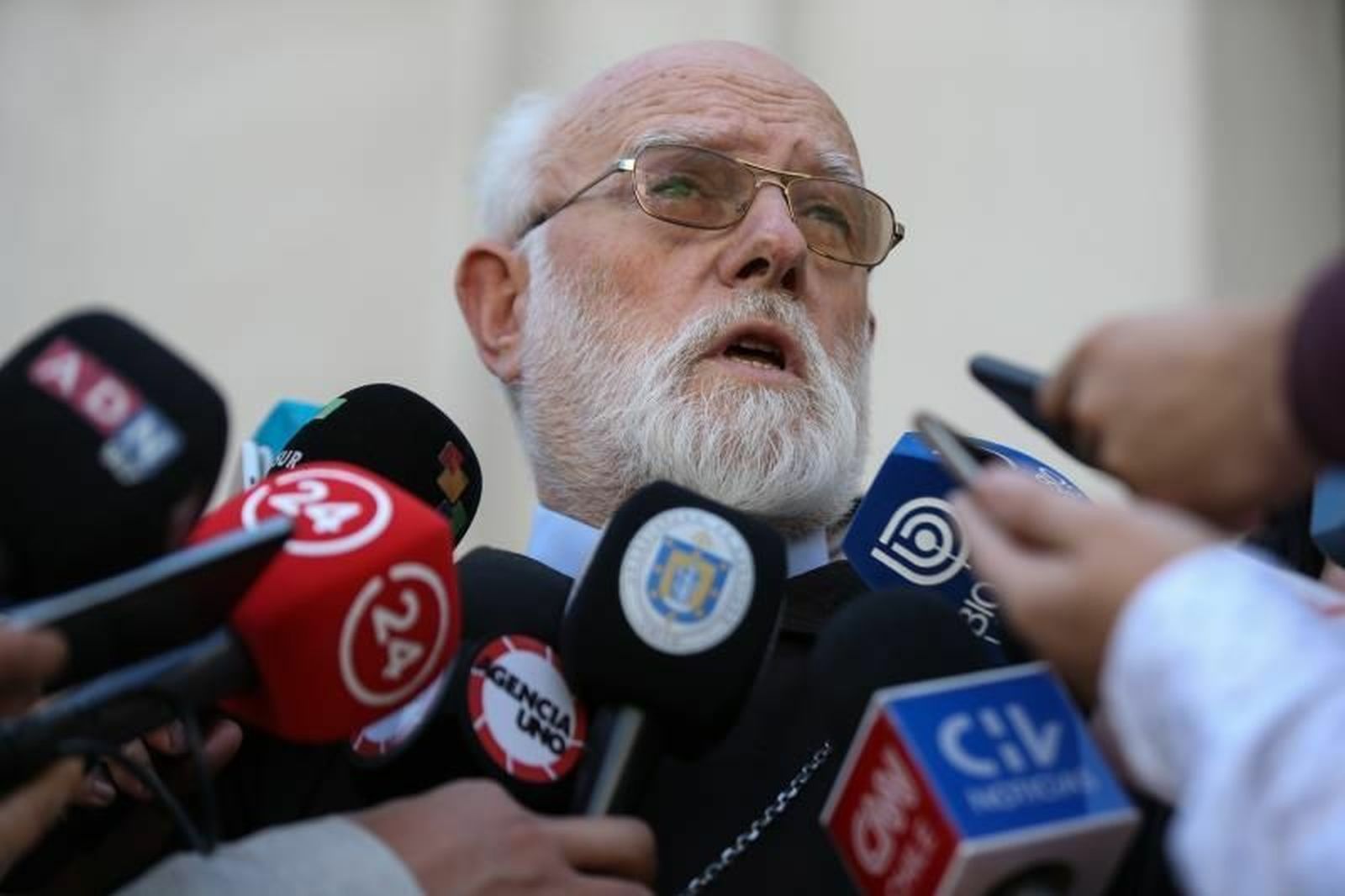 Mons. Celestino Aós, el obispo nombrado por Francisco en Chile, ante los medios tras reunirse con el presidente Piñera