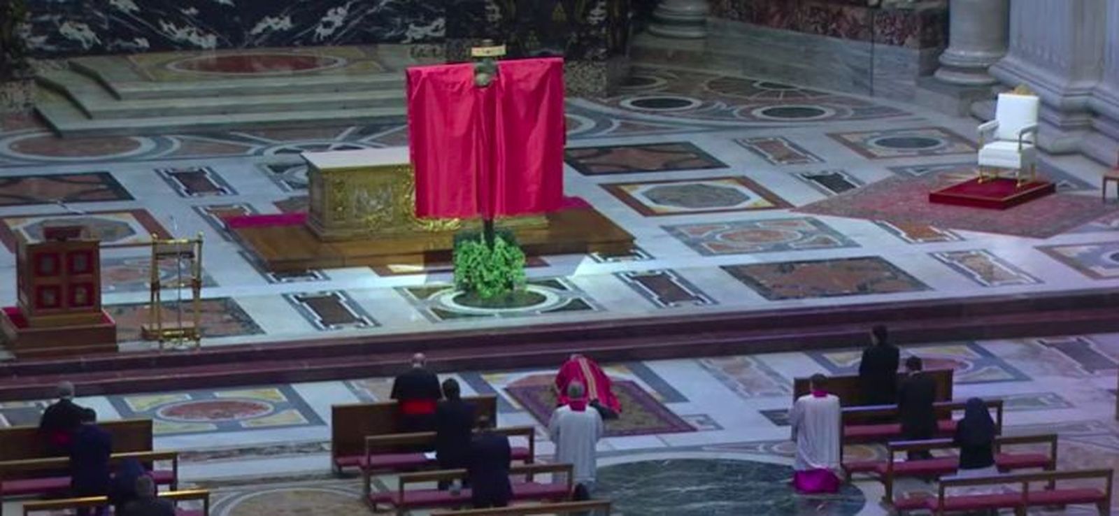 Altar en San Pedro este Viernes Santo