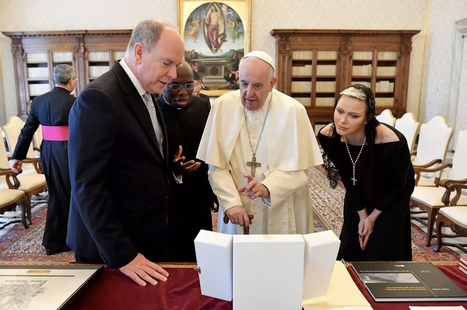 El Papa con Alberto de Mónaco y Charlene