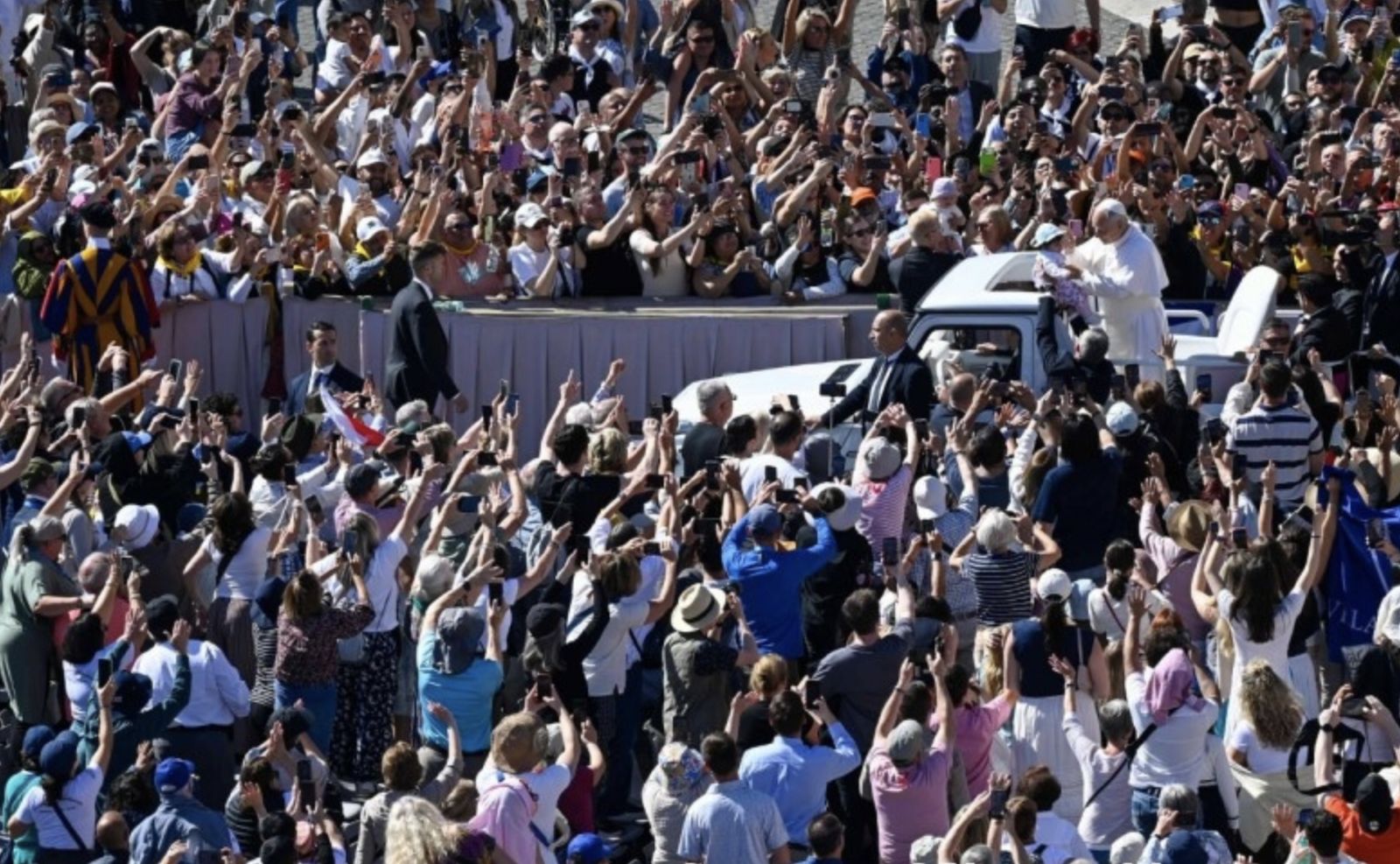 El Papa, rodeado de fieles