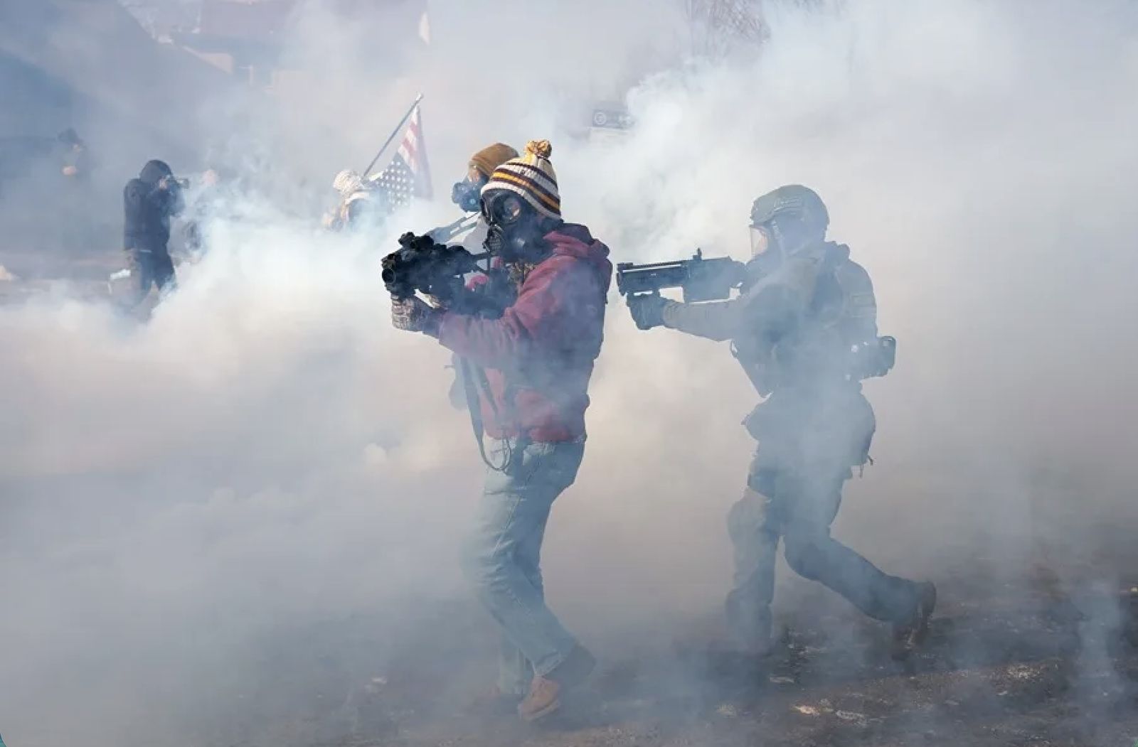 Agentes del ICE dispersan una protesta en Mineápolis