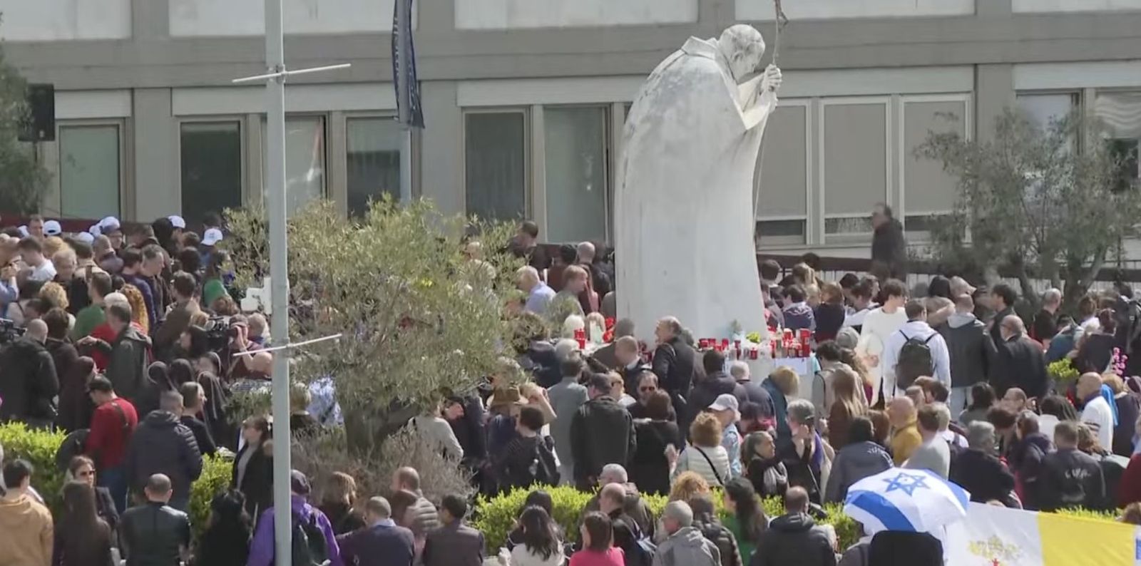 Cientos de fieles aguardan al papa en el Gemelli