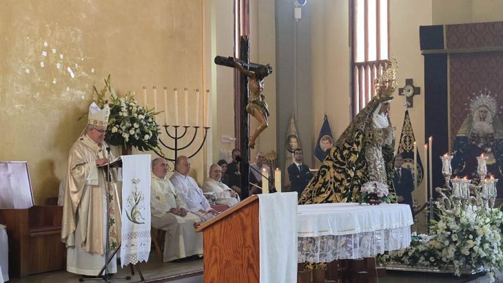 Monseñor Saiz Meneses en la parroquia de Jesús Obrero