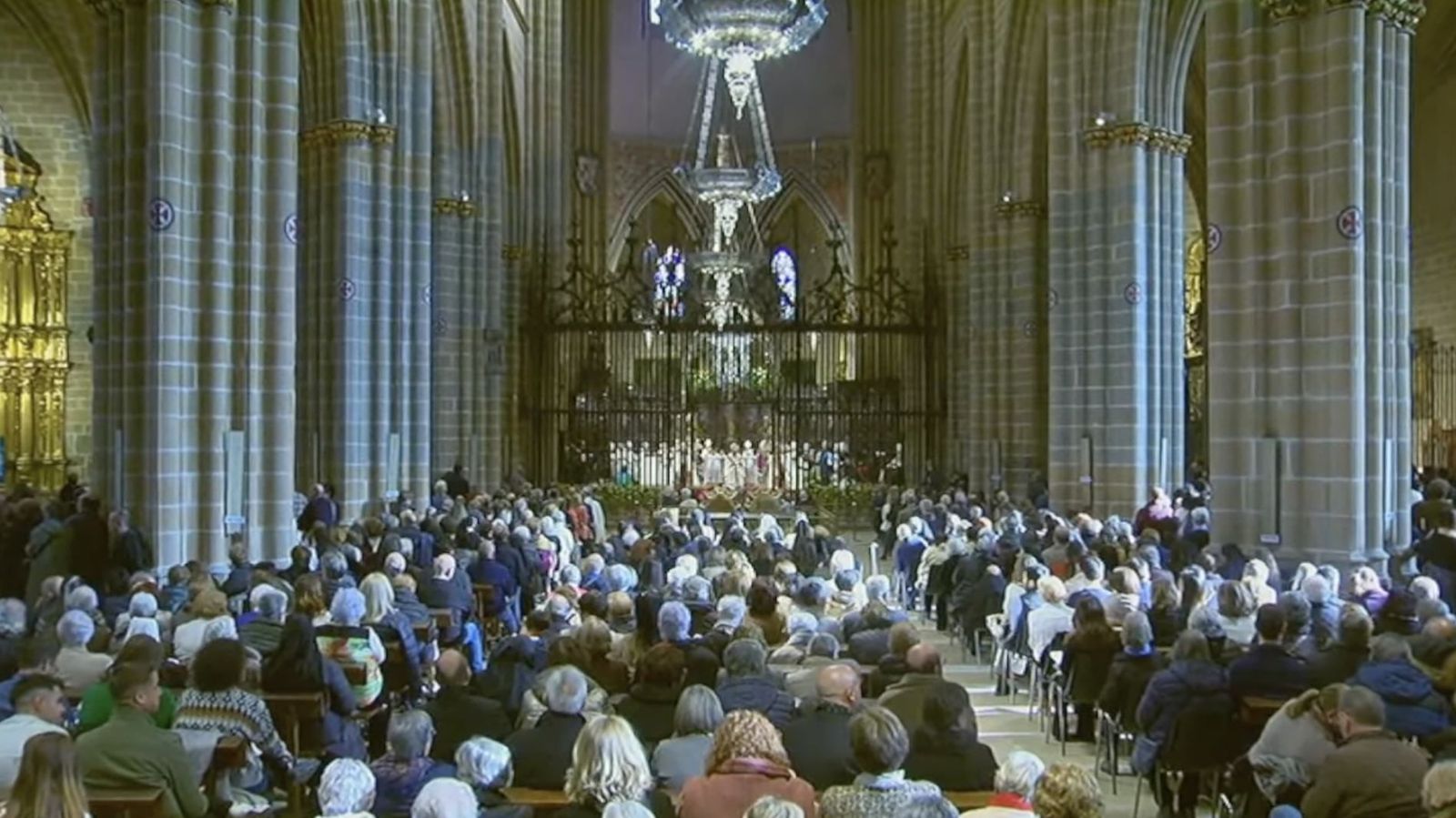 Los fieles llenaron la catedral de Pamplona para asistir a la ordenación episcopal de Floencio Roselló