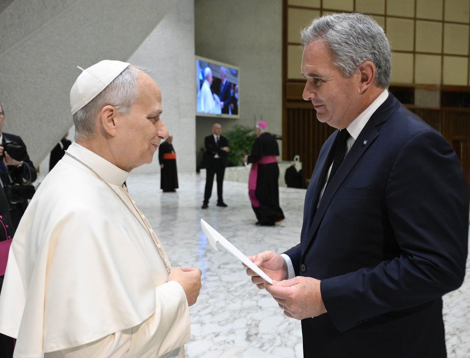 Pablo Quirno entrega la carta al Papa León