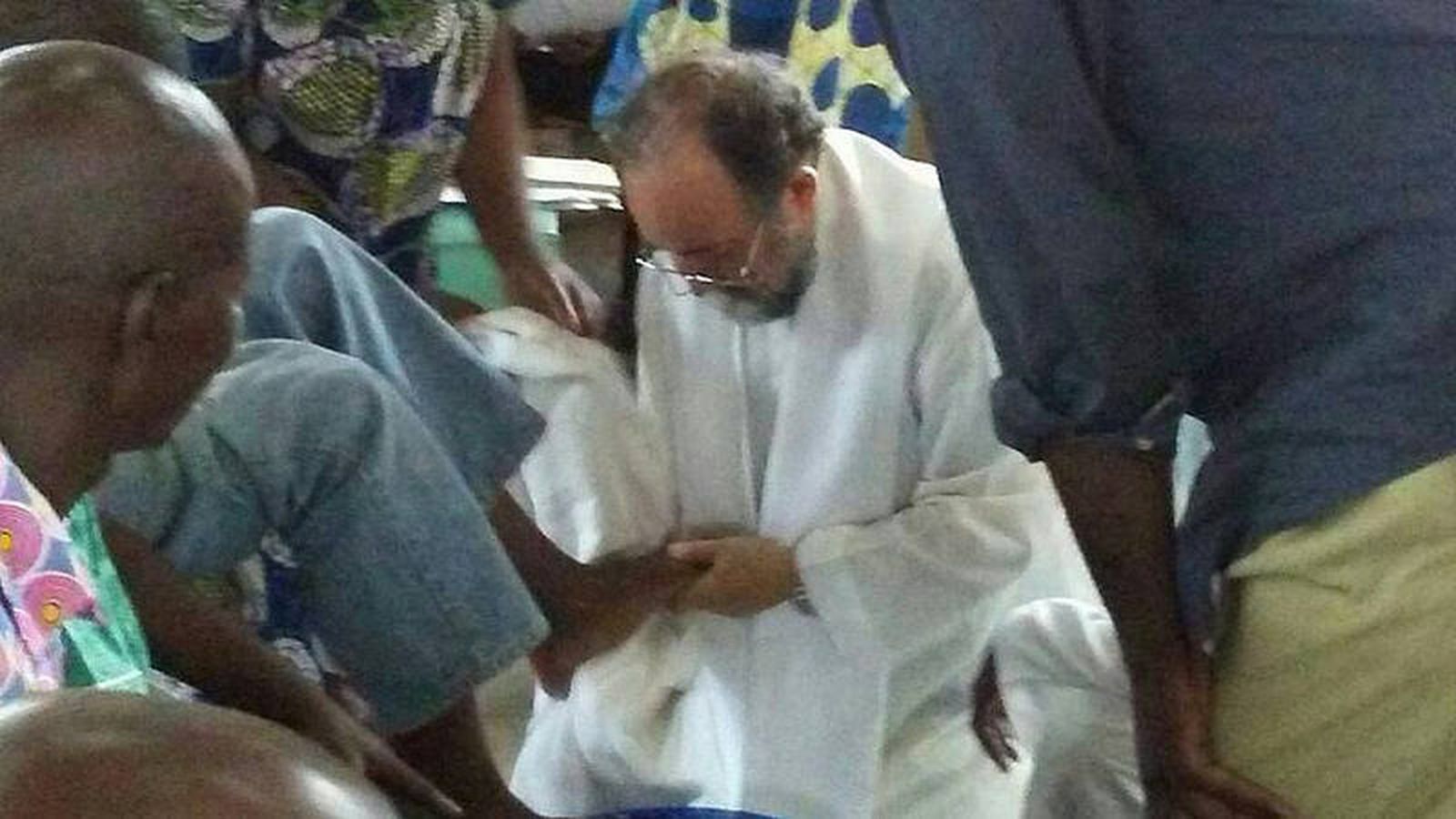 Juan José Aguirre lava los pies en el hospital de Bangui