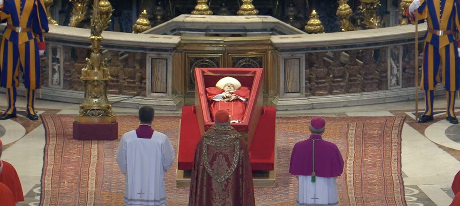 Francisco, en su féretro