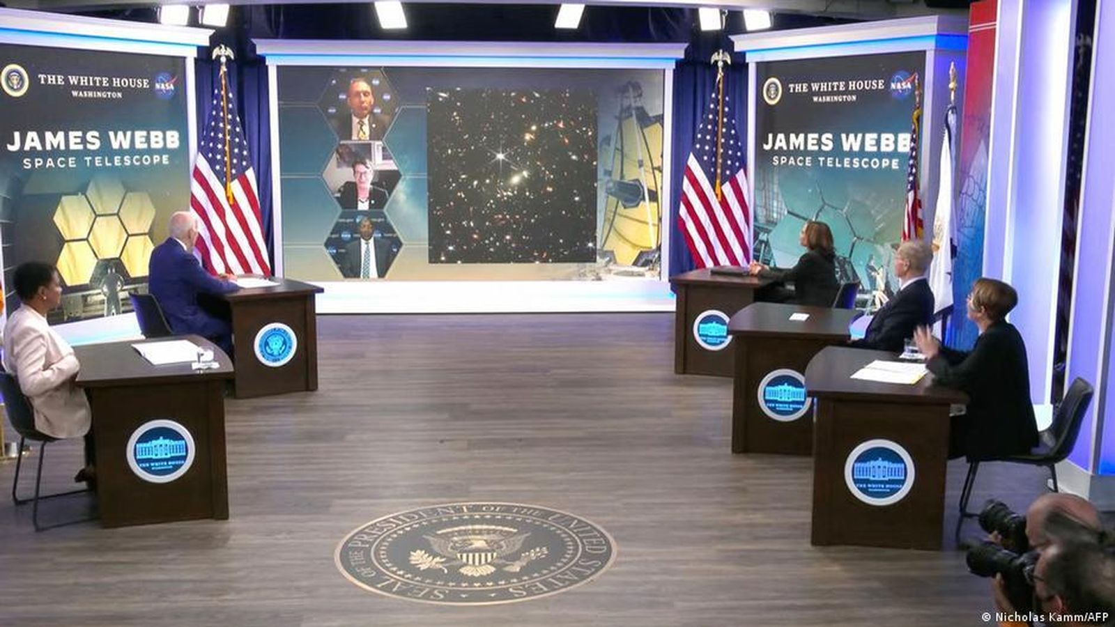 Biden observa la primera foto captada por el Telescopio Webb