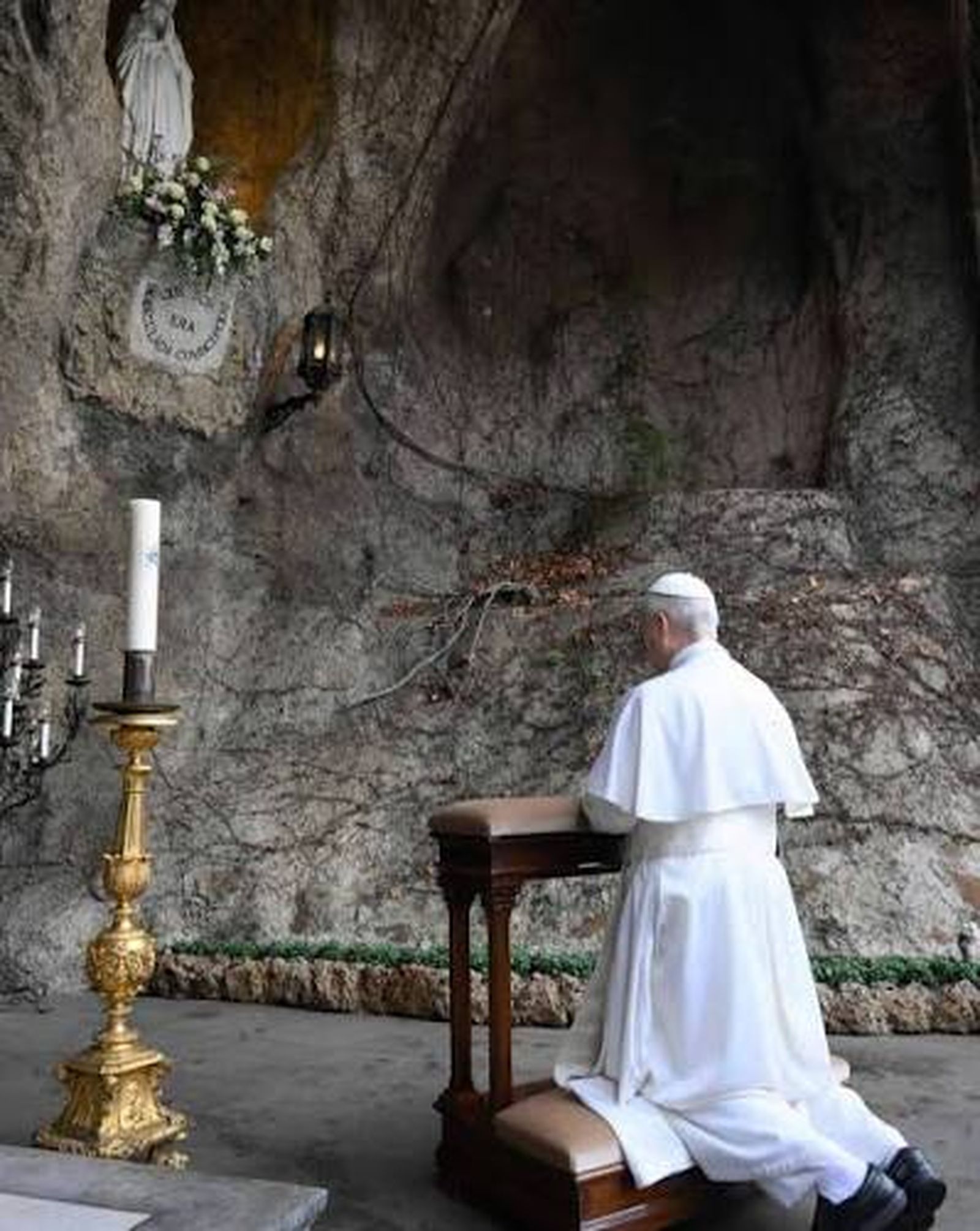 León XIV reza en la Gruta de Lourdes de los Jardines Vaticanos