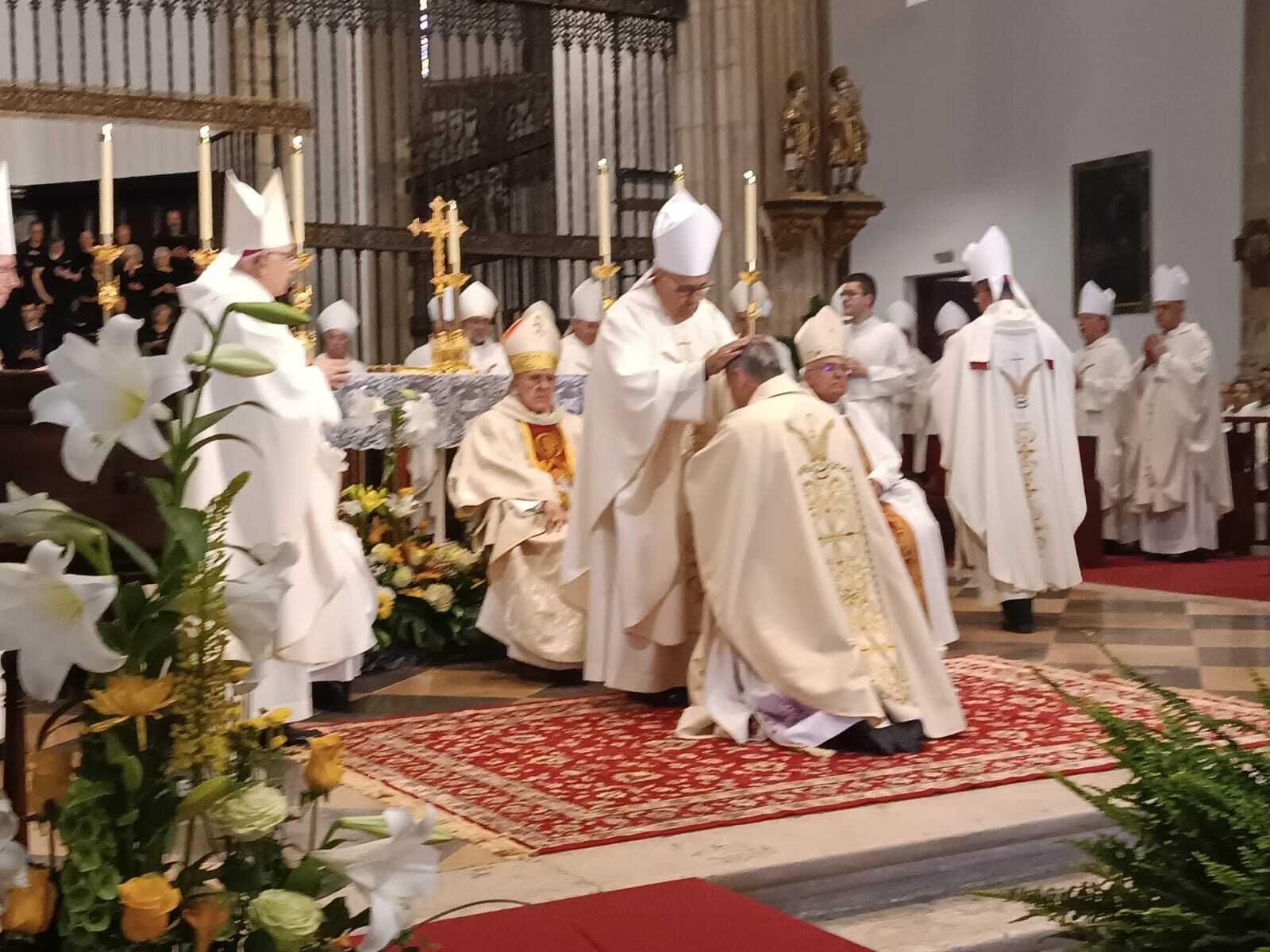 Antonio Prieto, en la imposición de manos