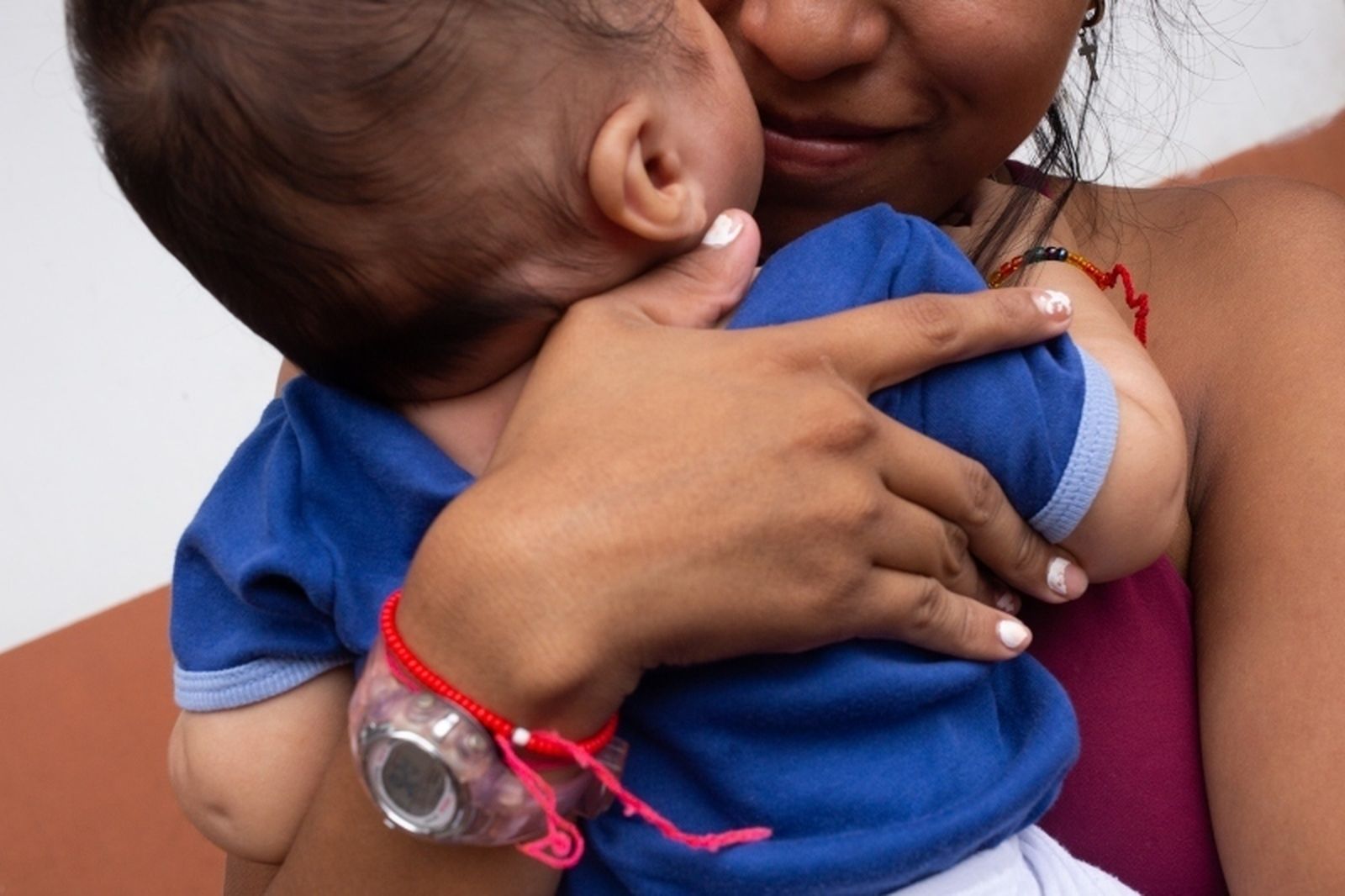 Una madre con su hijo en brazos