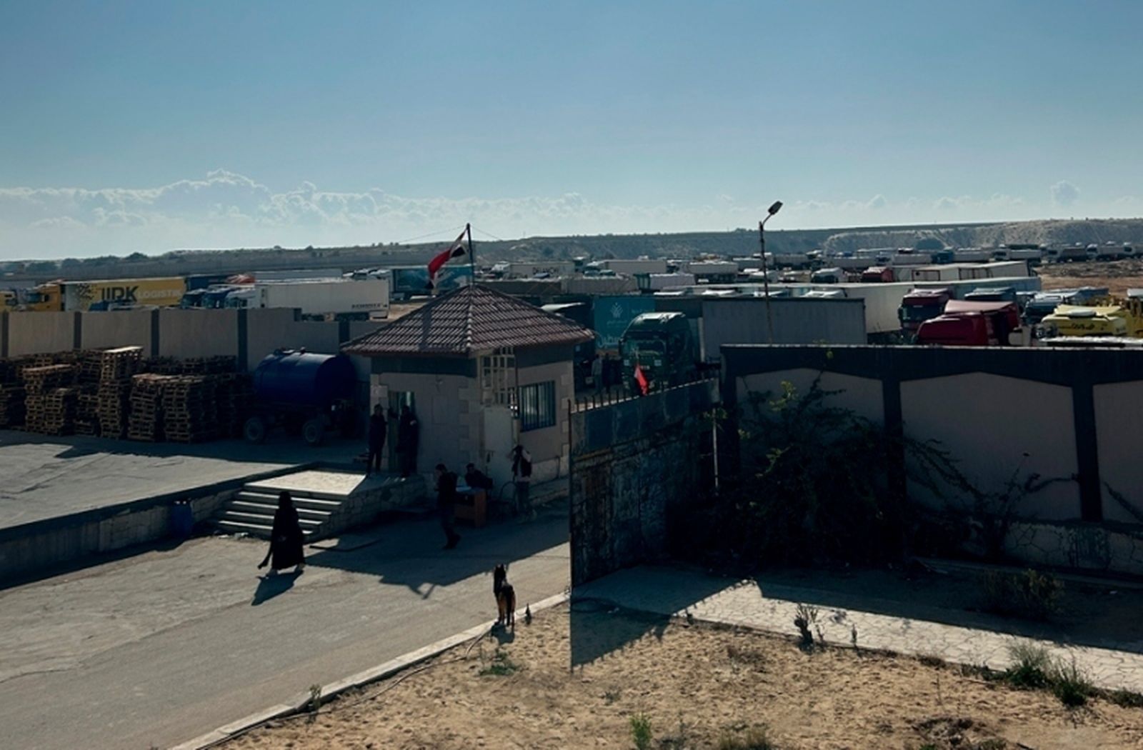 Camiones inmovilizados de ayuda humanitaria en la frontera de Gaza