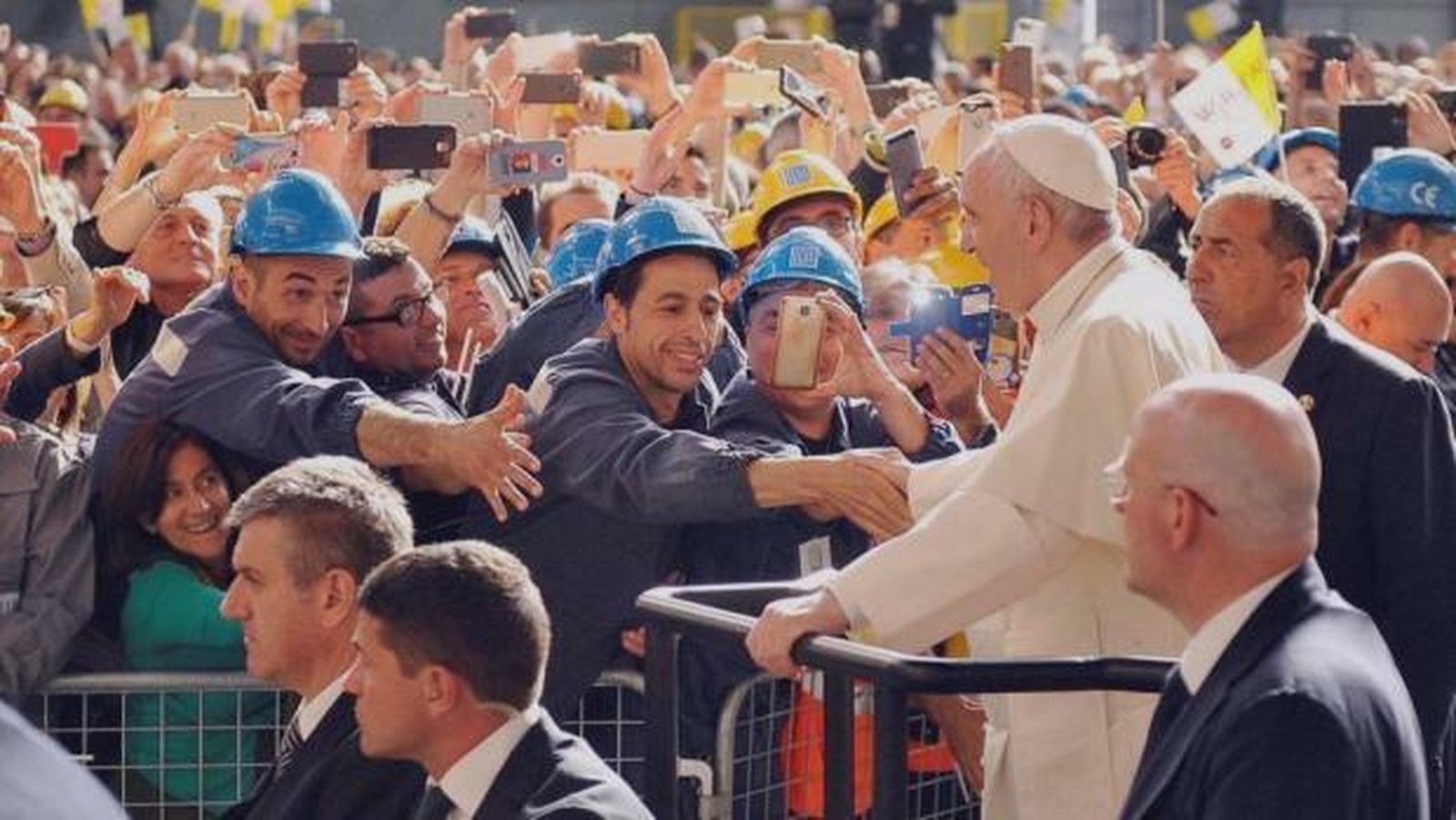 El Papa Francisco saluda a un grupo de trabajadores
