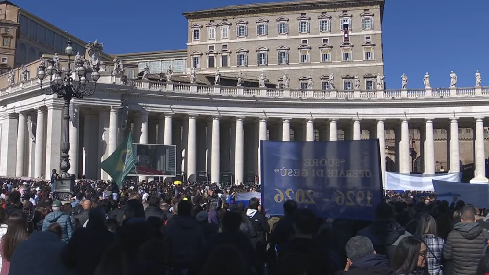 Los fieles escuchan al Papa desde la plaza de San Pedro