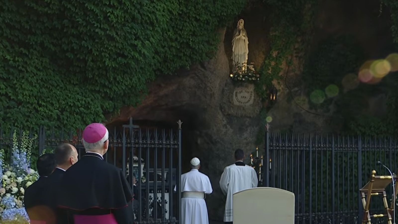 El Papa ante la Virgen de Lourdes