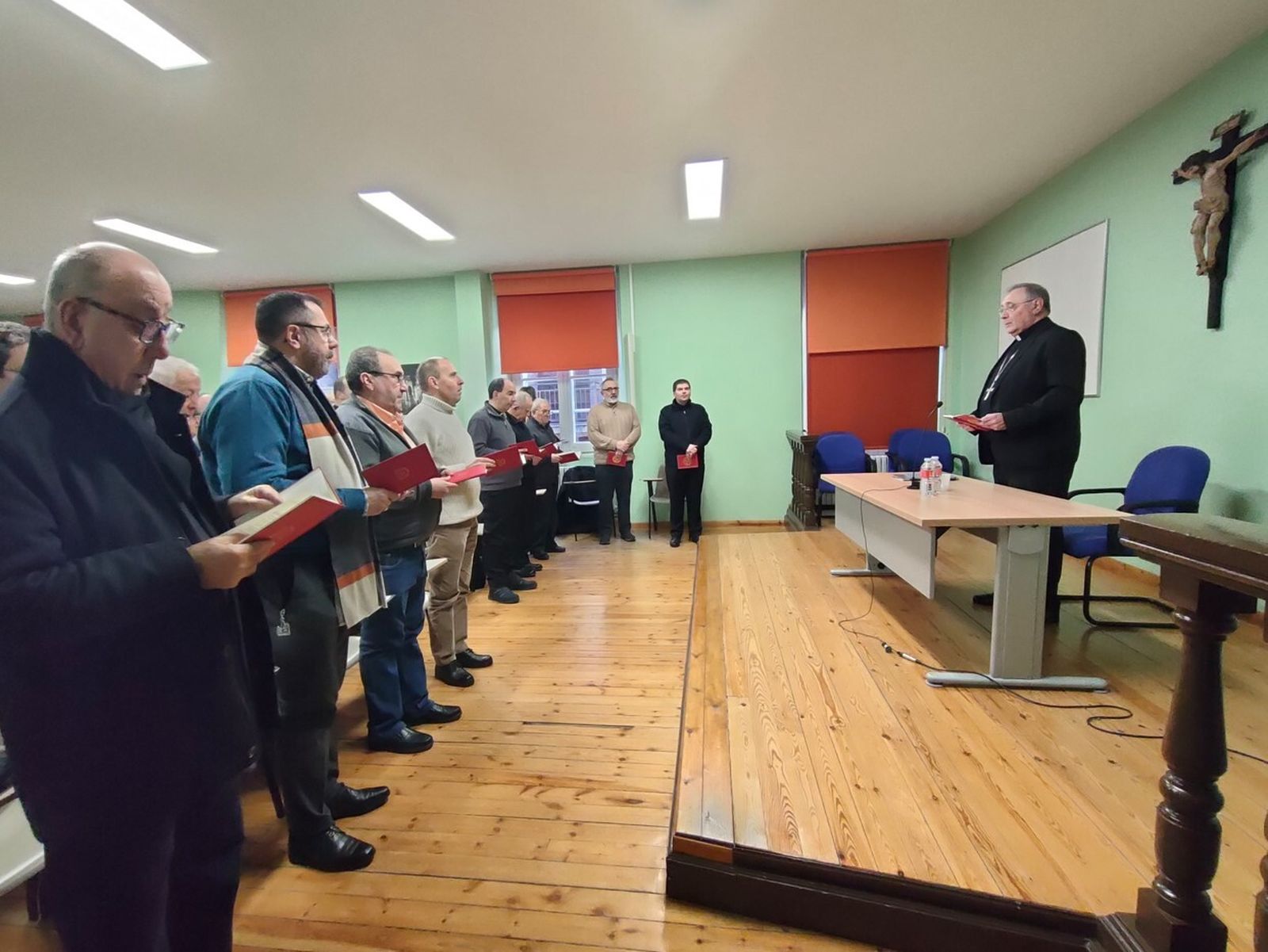 Luis Ángel de las Heras, con algunos de los sacerdotes de la diócesis de León